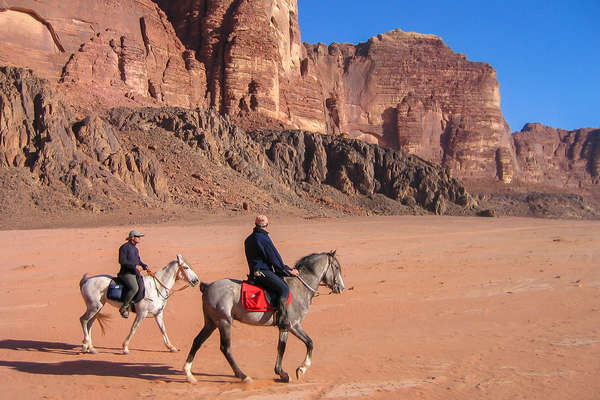 Randonnée équestre au pied du Jebel Ishrin