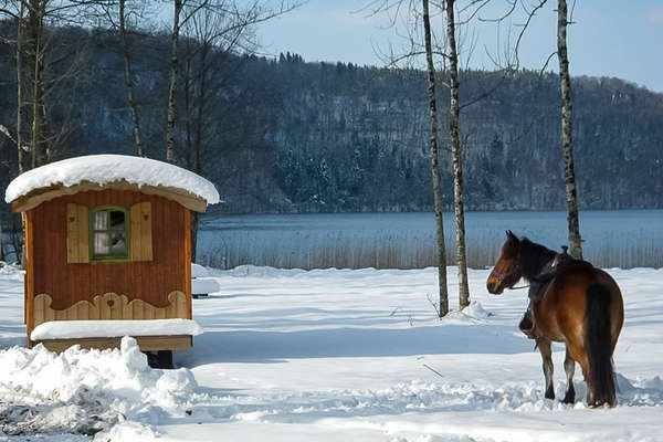 Roulotte enneigée dans le Jura