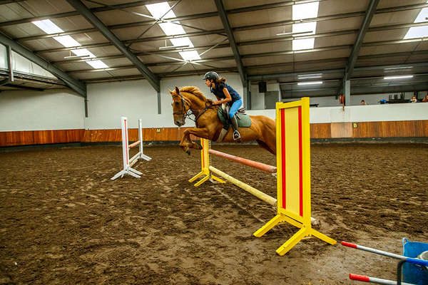 Jeune à cheval en irlande