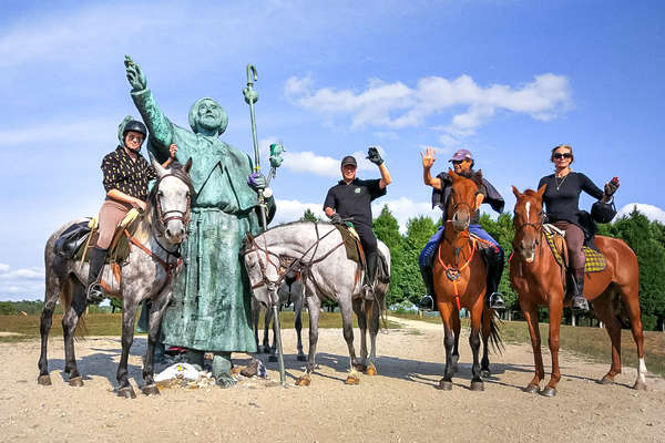 Statue de St Jacques de Compostelle et les chevaux