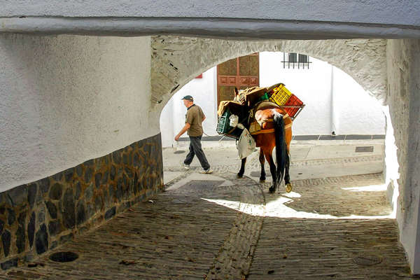 Travaersée d'un village andalou à cheval