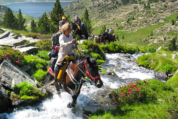 Traversée d'une rivière de montagne