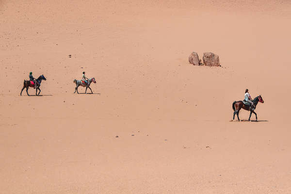 Trois cavaliers en randonnée les dunes d'Al Ula